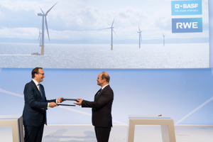 The CEOs of RWE and BASF, Dr. Markus Krebber and Dr. Martin Brudermüller, sign a letter of intent covering a wide-ranging cooperation for the creation of additional capacities for renewable electricity and the use of innovative technologies for climate protection.