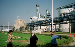Workers walk past Jilin Fuel, one of the world&#x27;s largest fuel ethanol plants Picture taken in early September 2003. REUTERS/Nao Nakanishi BY/CP