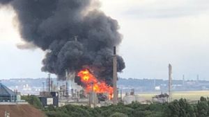 Smoke and flames from the Stanlow oil refinery fire could be seen eight miles (13km) away (Photo Courtesy: @THOMODAVIE)